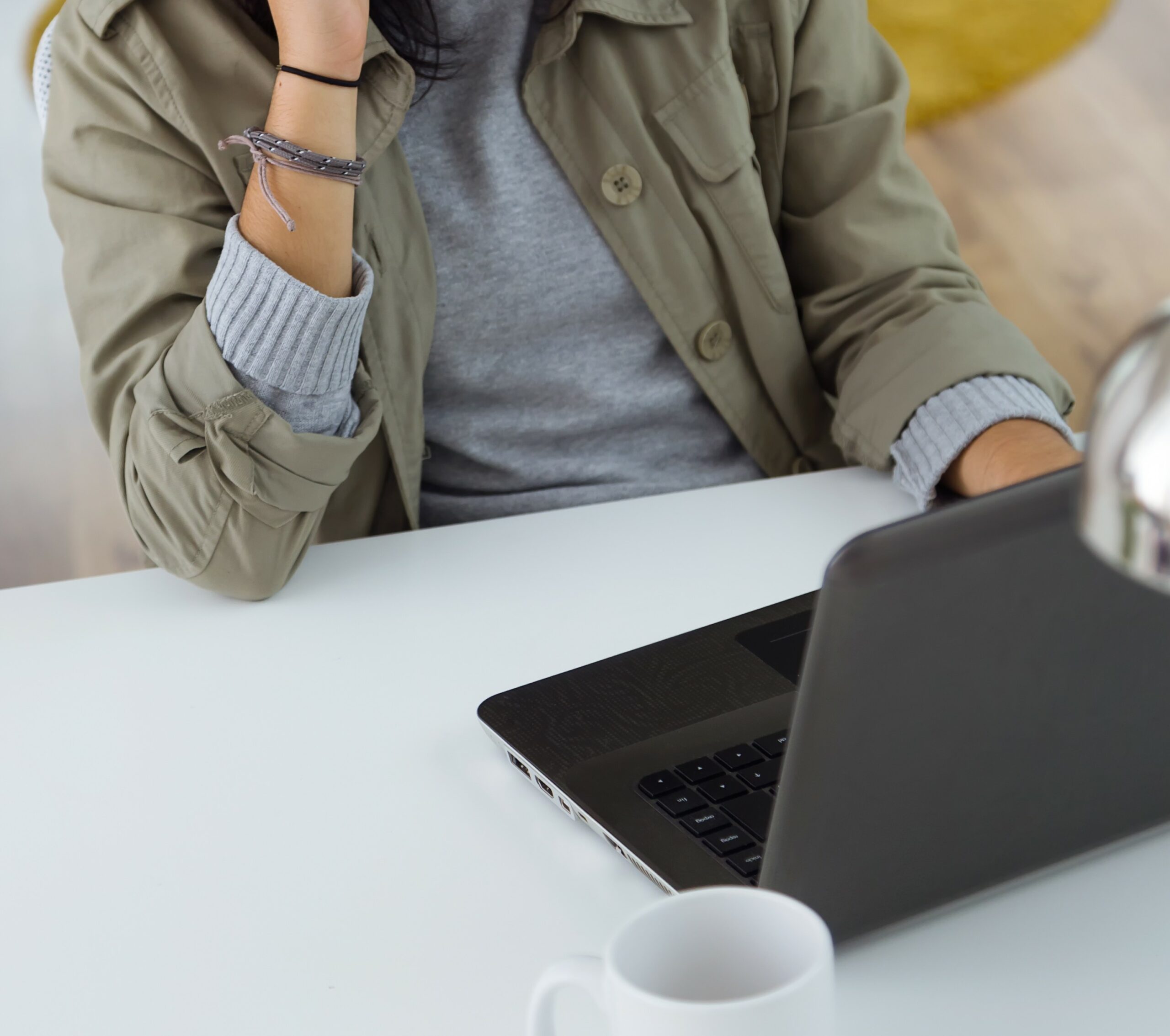 persona hablando por teléfono con portátil